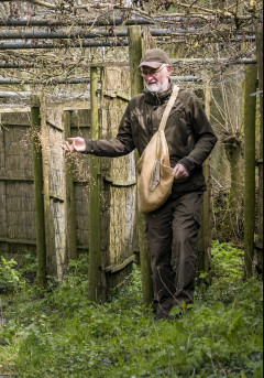 Kooiker Herman Rasch voert eenden in de eendenkooi