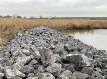 Aanleg broedeilanden Amstelmeer met basaltblokken