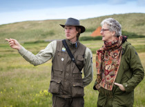 Donateur Helen Joustra en boswachter Jordi Frowijn op bezoek bij aankoop Zandpolders
