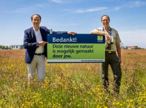 Directeur Ernest Briët en Boswachter Roelf Hovinga bij aankoop 't Zand