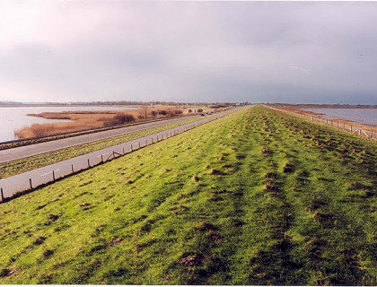 Amsteldiepdijk met links het Amstelmeer en rechts Balgzand